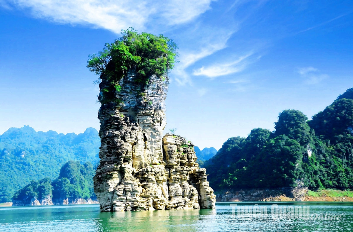 Na Hang 2 days 1 night tour schedule in pear blossom season